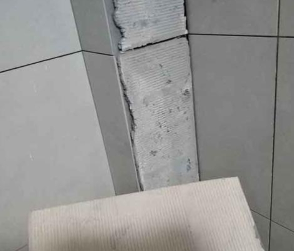 龙圩瓷砖空鼓维修公司分享下厨房瓷砖脱落的补救措施。